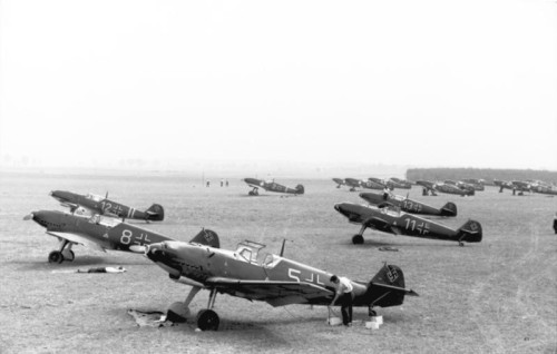 Bundesarchiv_Bild_101I-379-0015-18__Flugzeuge_Messerschmitt_Me_109_auf_Flugplatz.jpg