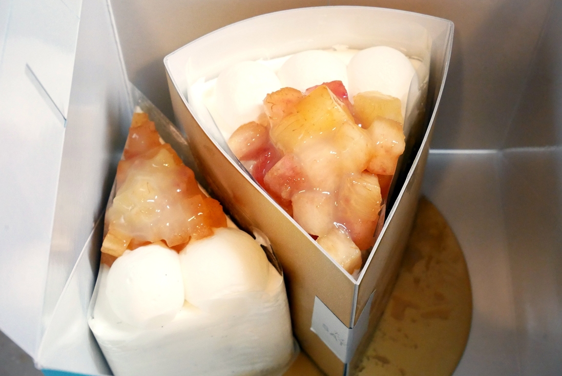 パティスリー　ＳＡＴＳＵＫＩ　新エクストラスーパーピーチショートケーキ＆スーパーピーチショートケーキ　上部.JPG