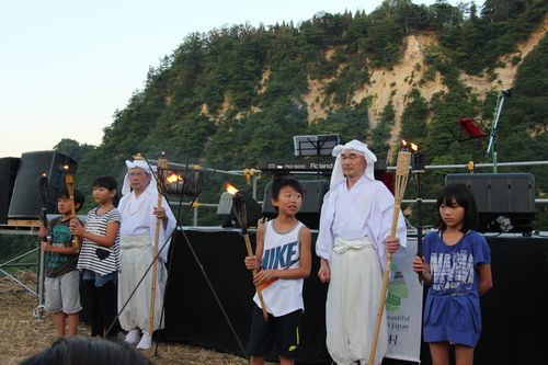80214大蔵村ほたる火コンサート山伏と大蔵小６年生500.jpg