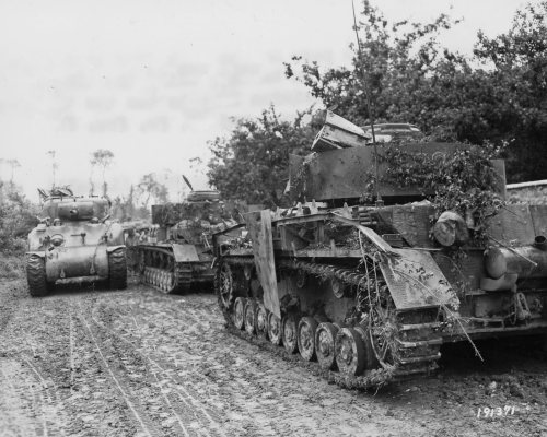 30_Infantry_Division_M4_Passes_2_German_Panzer_IV_Tanks_St_Lo_Normandy_1944.jpg