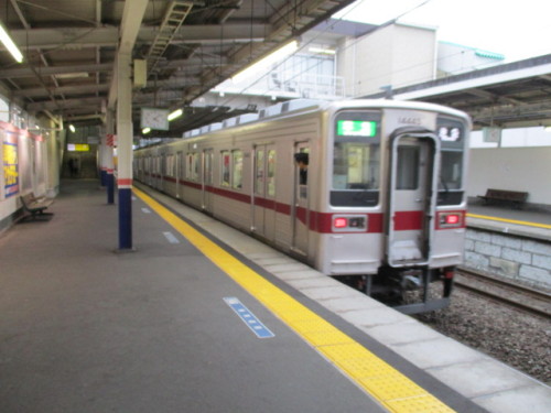 鶴ヶ島駅を出る列車