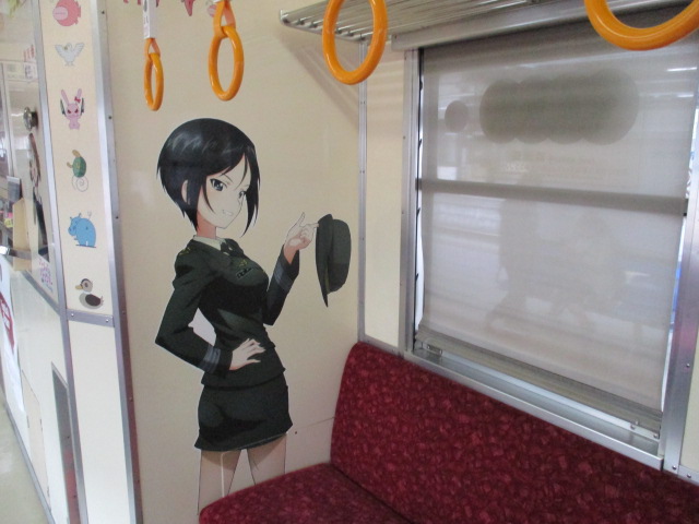 ガールズ＆パンツアーラッピング車内1