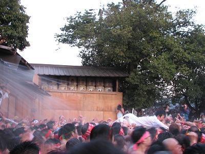 命綱をつけて群集の頭上にダイブ！.jpg