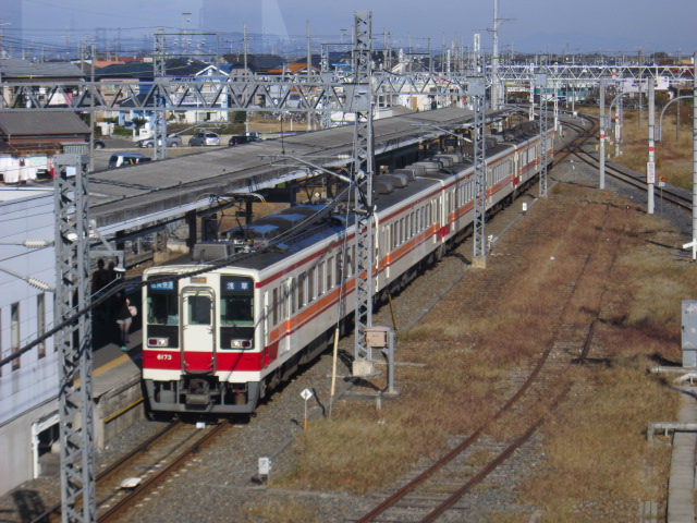 栗橋駅に停車中の6050系区間快速