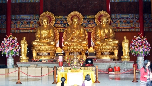 DSC_1692leng nei yi the main buddhas.JPG