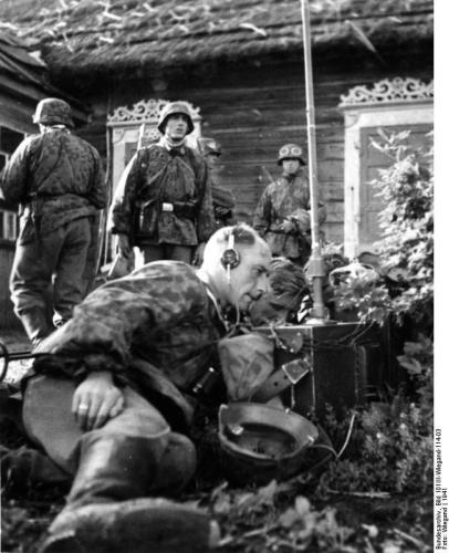 Bundesarchiv_Bild_101III-Wiegand-114-03,_Russland,_Funker_auf_Gefechtsstand.jpg