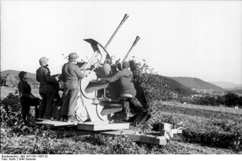 Bundesarchiv_Bild_101I-301-1957-32,_Nordfrankreich,_Zwillings-Flak.jpg