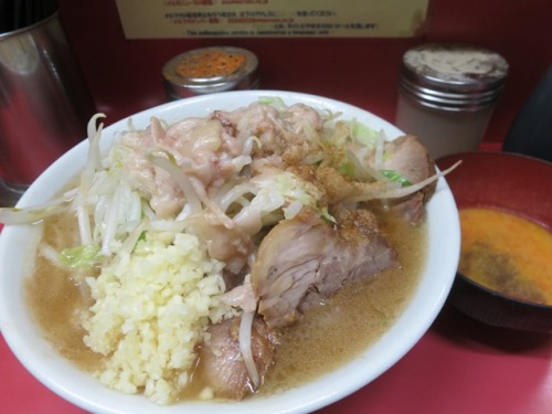 20150526_ラーメン二郎桜台駅前店_小豚入りと生たまご.JPG