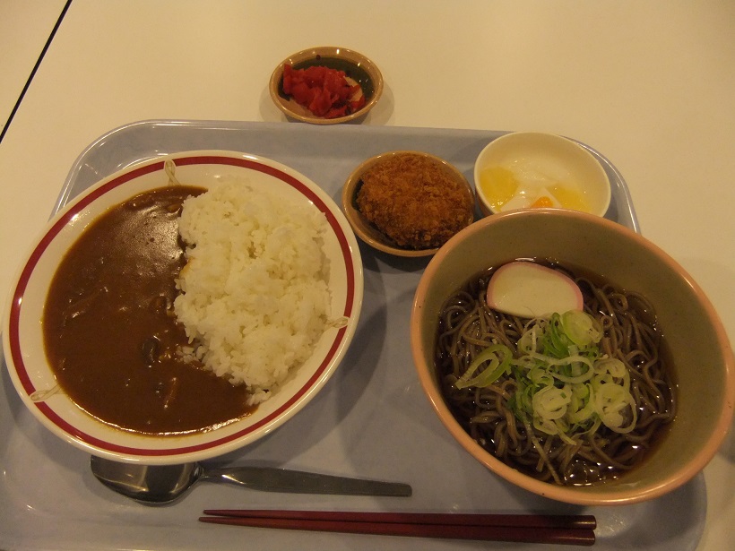 TDU東京千住キャンパス学生食堂のコロッケそば＋電大カレー20130704.JPG