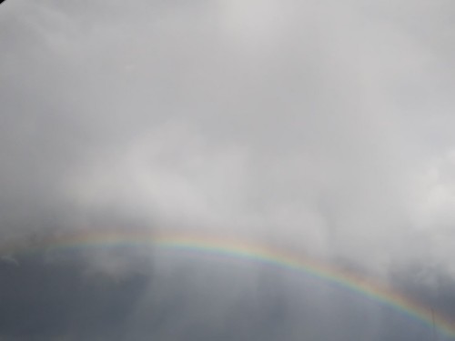 曇り空に淡い虹2021.jpg
