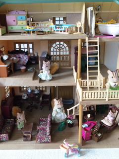 緑の丘のすてきなお家