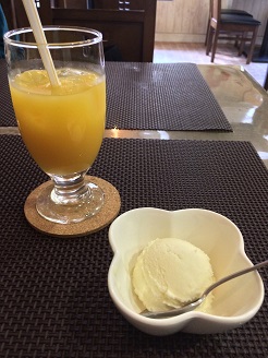 アイスとオレンジジュース.jpg