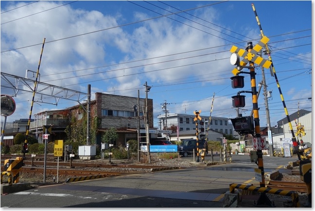 07踏切だけど直進して