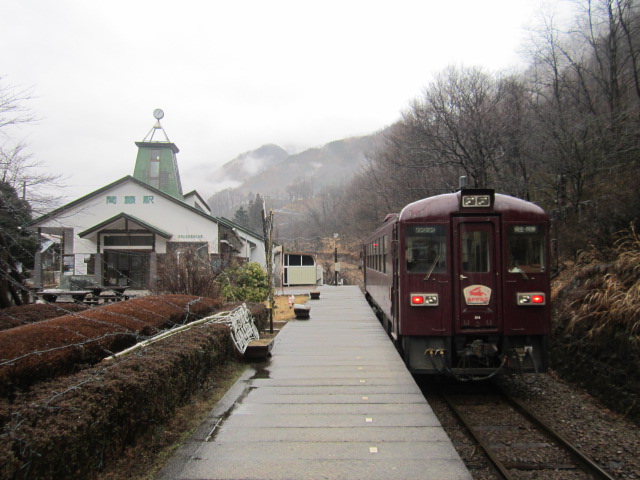 間藤駅に停車中の列車