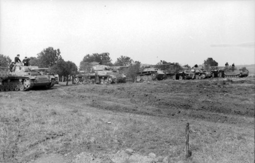 Bundesarchiv_Bild_101I-313-1003-07A_Italien_deutsche_Panzer_an_Feldrand.jpg
