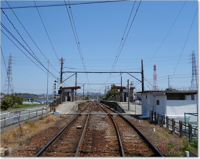 03踏切から植田駅