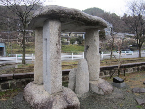 雨宿りの彫刻