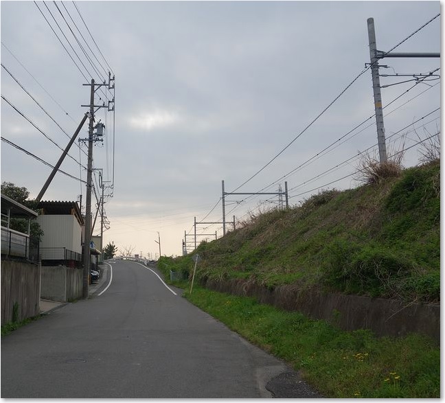 63東海道本線の横を