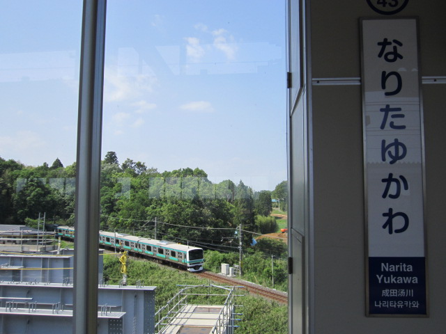 成田湯川駅真下を通るJR成田線5両編成