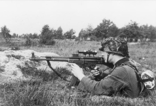 bundesarchiv-bild-146-1979-118-55-infanterist-mit-sturmgewehr-44-713.jpg
