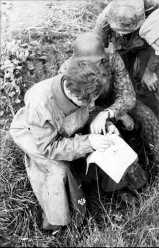Bundesarchiv_Bild_101I-301-1960-30%252C_Nordfrankreich%252C_Soldaten_mit_Karte_in_Graben[1].jpg