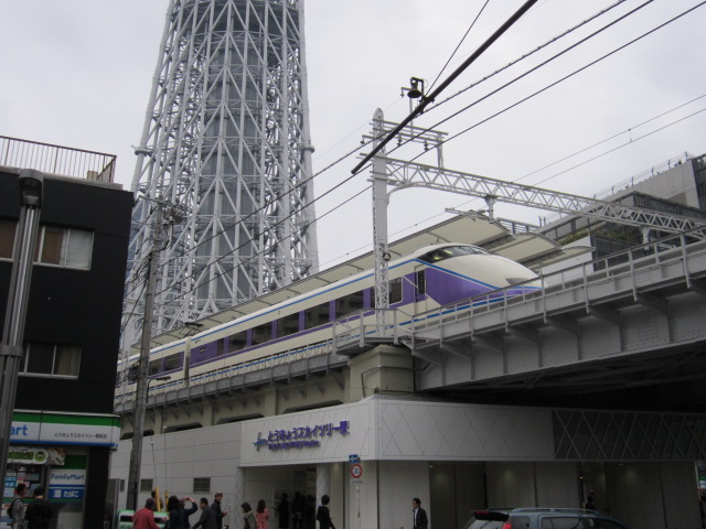 とうきょうスカイツリー駅に停車中のスペーシァ雅