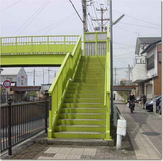 24歩道橋をのぼる