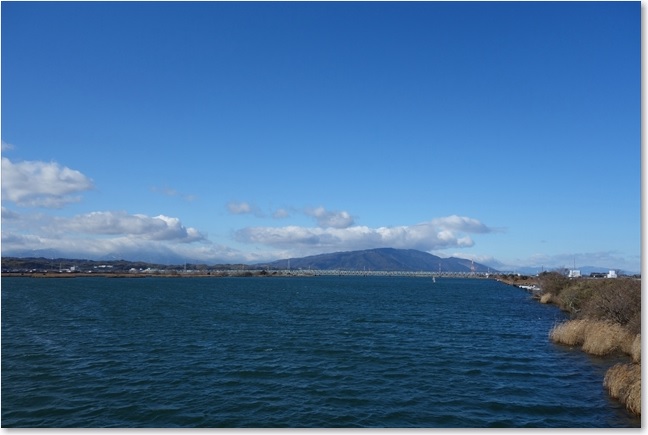 76はるか右には鉄道橋