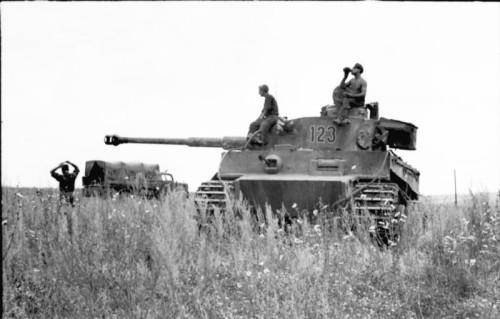 Bundesarchiv_Bild_101I-022-2949-05,_Russland,_Soldaten_auf_Panzer_VI__Tiger_I_.jpg