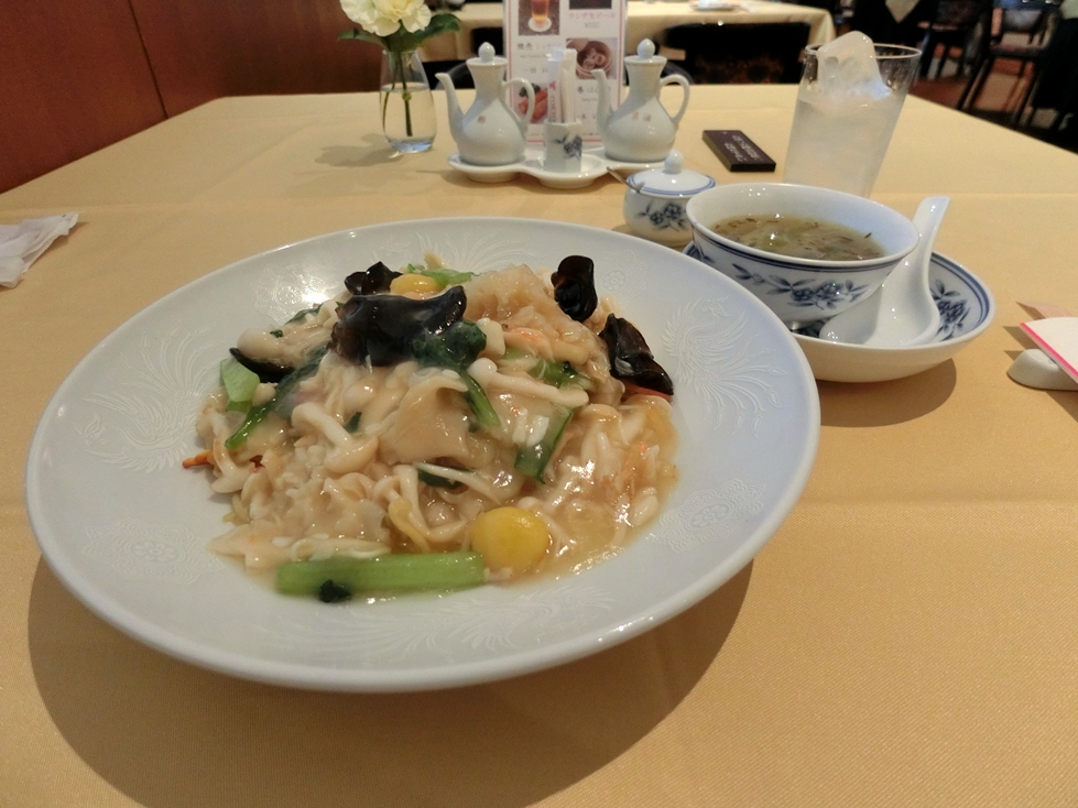 中国上海料理　東苑　秋菇蟹炒麺＆スープ.JPG