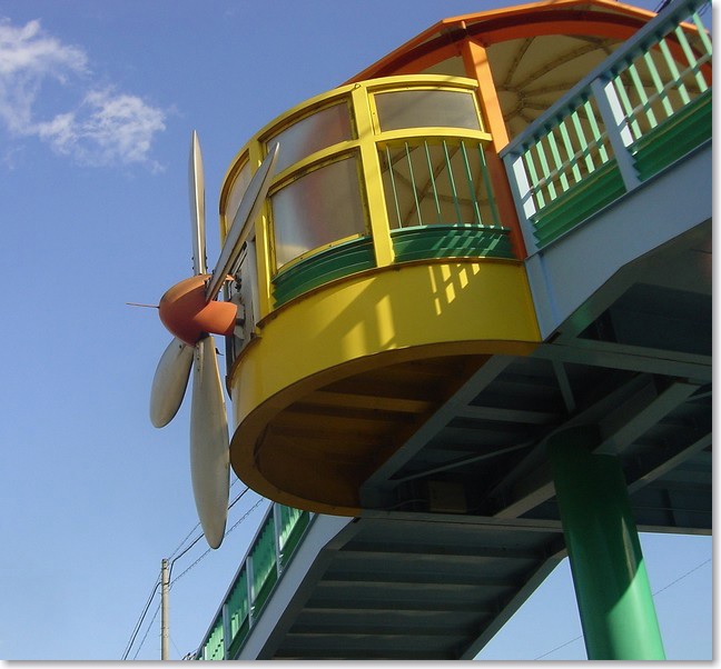 20プロペラのある歩道橋