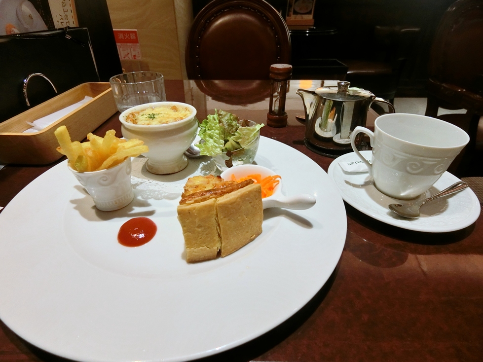 ＡＵＸ　ＢＡＣＣＨＡＮＡＬＥＳ　キッシュ＆オニオングラタンスーププレート・ダージリン.JPG