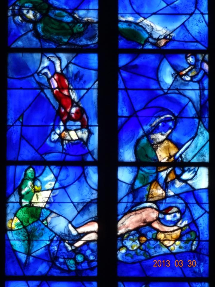 シャガールのステンドグラスが綺麗です。