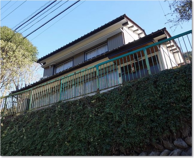 40見上げる民家