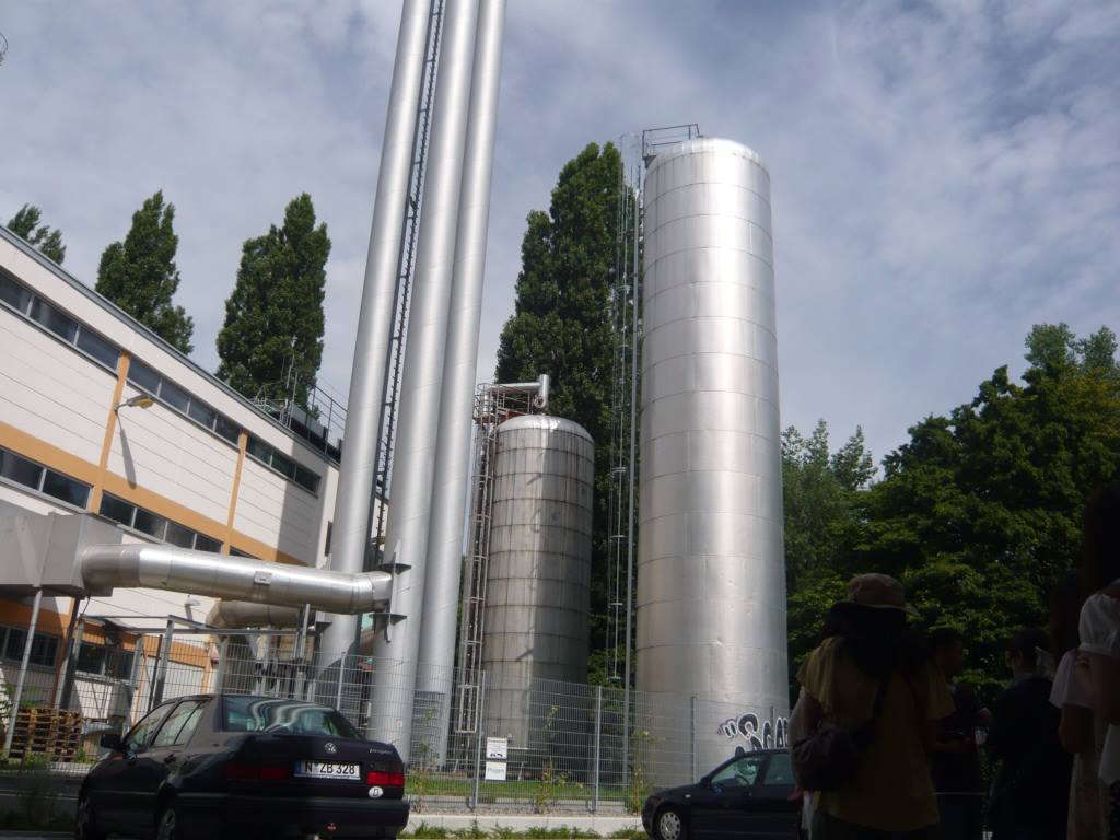 内燃機関で電気25％、熱(90℃のお湯)75％を作る。<br />お湯はこのタンクに貯蔵し地域暖房に活用する。