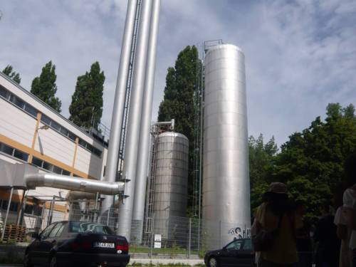 内燃機関で電気25％、熱(90℃のお湯)75％を作る。<br />
お湯はこのタンクに貯蔵し地域暖房に活用する。