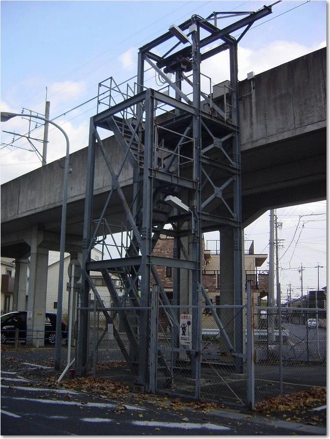 18高架に階段.jpg