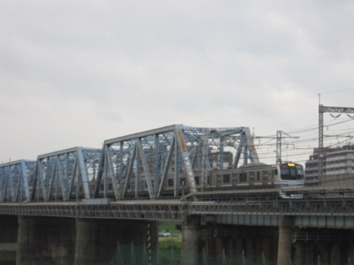 多摩川を渡るE217系
