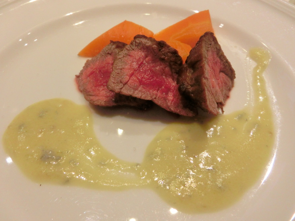 東京會舘　牛ロース肉のポワレ　ゴルゴンゾーラソース.jpg