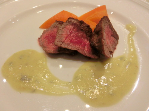 東京會舘　牛ロース肉のポワレ　ゴルゴンゾーラソース.jpg