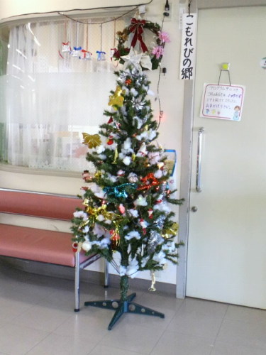 病院入口クリスマスツリー.jpg