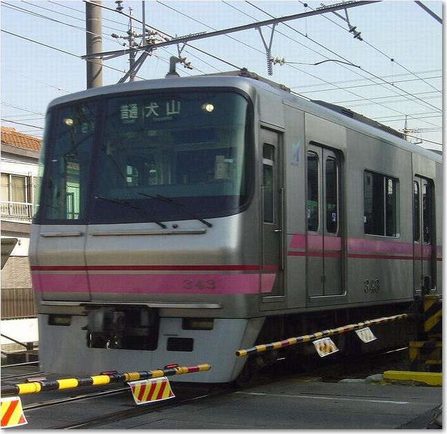 14踏切に電車.JPG
