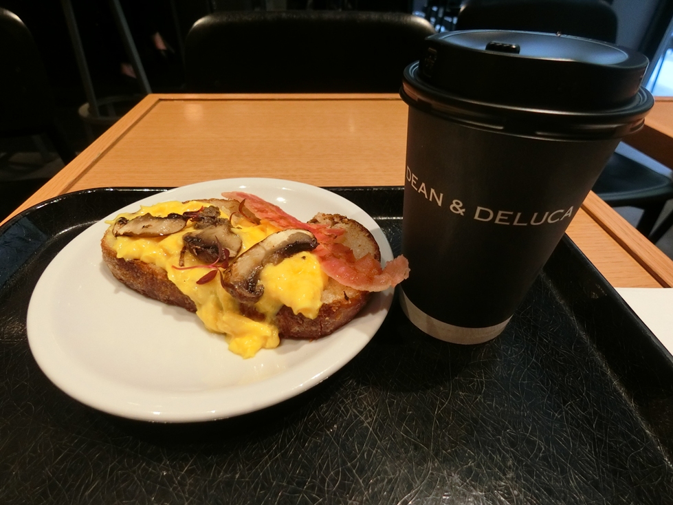 ＤＥＡＮ＆ＤＥＬＵＣＡ　マッシュルームスクランブルエッグトースト＆アイスティー.JPG