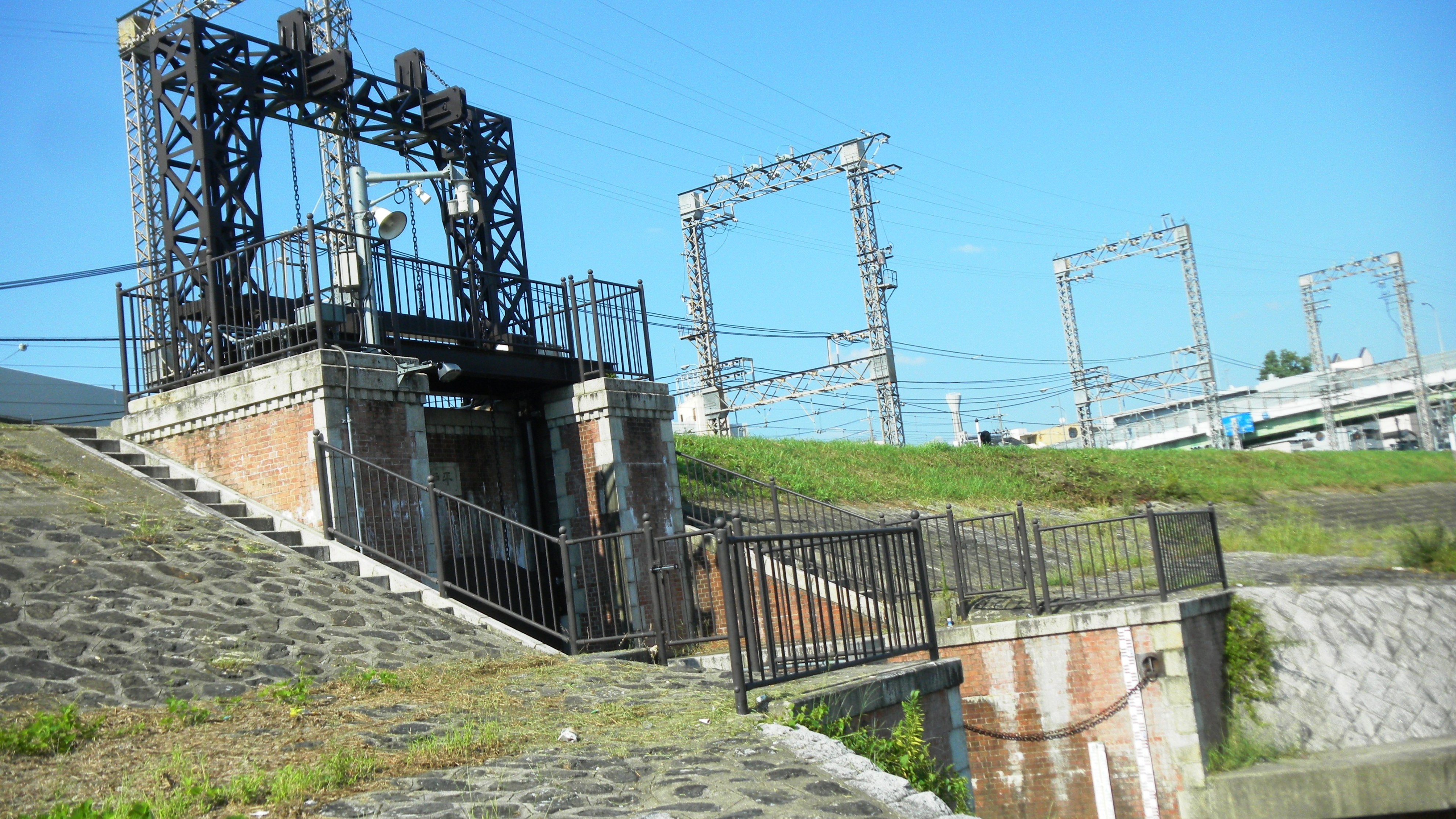 062宇治川派流の宇治川への流れ込み口 (2)(V.2012_09_19__09_58_41).jpg