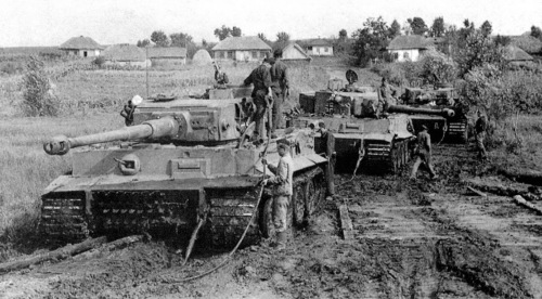 Panzerkampfwagen+Tiger+tank+stuck+mud+recovery+vehicle+training+Eastern+front+autumn5.jpg