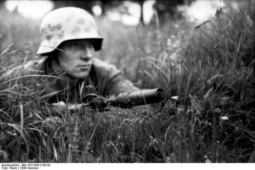 Bundesarchiv_Bild_101I-584-2159-20,_Frankreich,_Soldat_mit_Gewehr_in_Stellung.jpg