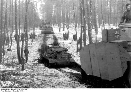 Bundesarchiv_Bild_101I-571-1721-26A,_Russland,_Panzer_IV,_Panzer_VI_(Tiger_I).jpg