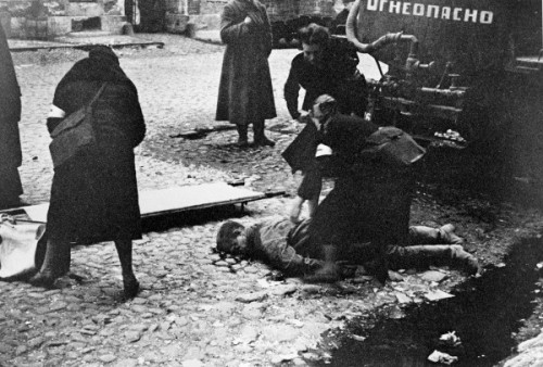 RIAN_archive_888_Nurses_helping_people_wounded_in_the_first_bombardment_in_Leningrad.jpg