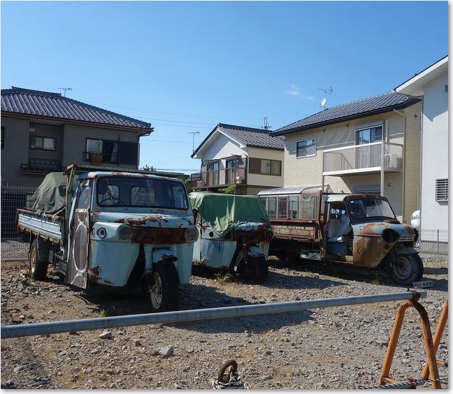 05並ぶオート三輪