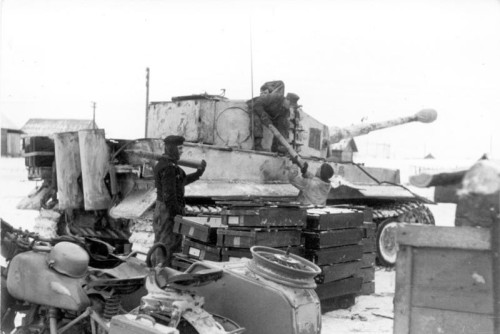 Bundesarchiv_Bild_101I-277-0847-31_Russland_Panzer_VI_Tiger_I_neue_Munition.jpg